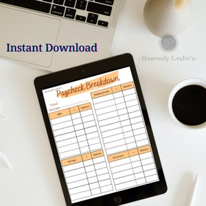 Könnte beinhalten: Eine digitale Finanzplanungs-Vorlage auf einem Tablet mit dem Titel "Paycheck Breakdown". Die Vorlage enthält Abschnitte für Einkommen, Rechnungen, Ersparnisse und Rücklagen. Die Worte "Instant Download" sind sichtbar. Eine Tasse Kaffee und ein Laptop sind ebenfalls im Bild.
