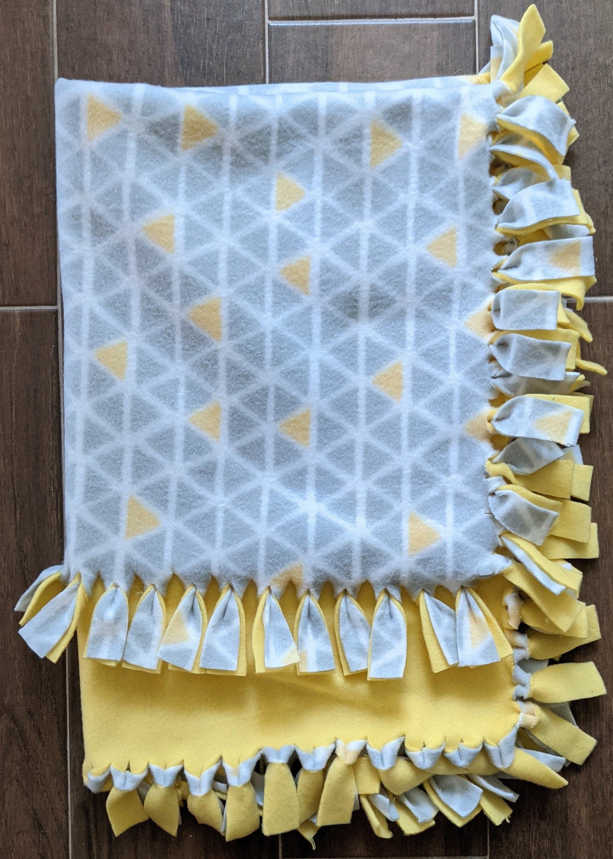 Gelbe und graue Dreiecksfleece Knotendecke | Etsy