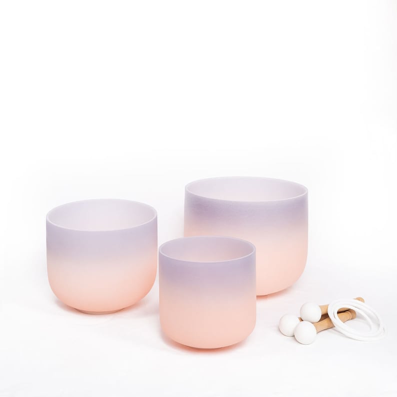 Pu&ograve; includere: Tre ciotole cantanti di cristallo di diverse dimensioni, con un gradiente di rosa e viola. Le ciotole sono realizzate in quarzo trasparente e vengono utilizzate per la guarigione sonora e la meditazione. Sono inclusi due mazzuoli di legno con punte in gomma bianca.