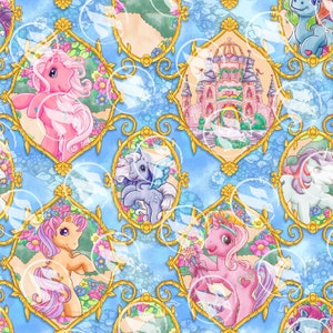 Pode incluir: Um padrão sem costura com pôneis de desenho animado coloridos em molduras douradas ornamentadas sobre um fundo azul claro. Os pôneis são cercados por flores e bolhas. Há um castelo rosa em uma das molduras.