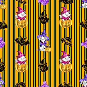 Pode incluir: Um padrão de Halloween com gatos de desenho animado com chapéus de bruxa dentro de abóboras, um dálmata com um chapéu de bruxa, morcegos, aranhas e chapéus de bruxa em um fundo listrado preto, amarelo e verde.