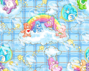 Op de afbeelding: Een naadloos patroon met cartoonberen op wolken met regenbogen en sterren op een blauwe geruite achtergrond. De beren zijn in verschillende poses, waaronder schommelen op schommels, zitten op wolken en harten vasthouden. Het patroon is perfect voor stof, behang of andere creatieve projecten.