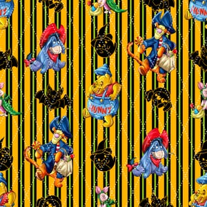 Pode incluir: Um padrão repetido com personagens de Winnie the Pooh em fantasias de Halloween. O design inclui Eeyore com um chapéu de cowboy, Tigrão com uma fantasia de pirata e Winnie the Pooh em macacão com a palavra "Hunny". Morcegos pretos e chapéus de bruxa também estão incluídos.