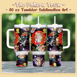Puede incluir: Tres vasos de 1,18 litros con asas y tapas blancas. Cada vaso presenta un fondo negro con un diseño de dibujos animados colorido de personajes de Looney Tunes. El texto "The Pattern Town" y "40 oz Tumbler Sublimation Art" está en la parte superior.