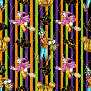 Pode incluir: Um padrão com tema de Halloween com personagens de desenhos animados, incluindo Pato Donald como bruxa em uma vassoura e Pateta em uma fantasia de espantalho. O design inclui abóboras, morcegos e aranhas em um fundo listrado preto, laranja, verde e roxo.