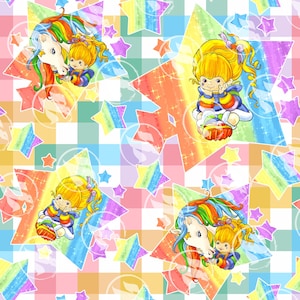 Może przedstawiać: Biały ceramiczny kubek z czarnym uchwytem i napisem "But First, Coffee" pogrubioną, czarną czcionką. Kubek jest umieszczony na neutralnym tle, podkreślając jego prosty design.