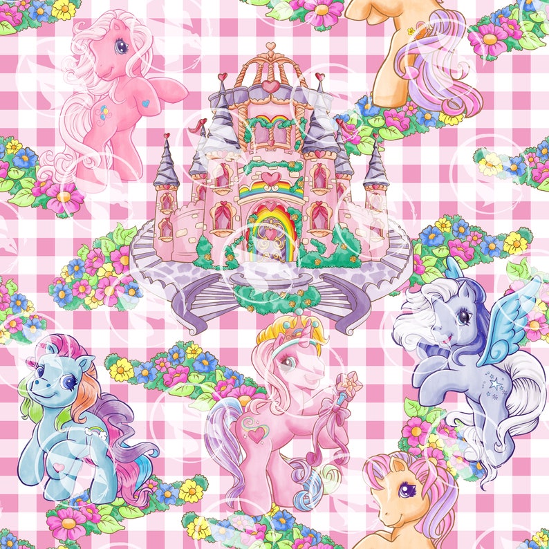 Op de afbeelding: Een herhalend patroon met tekenfilmpony's, een roze kasteel en bloemen op een roze en witte geruite achtergrond. De pony's zijn in verschillende kleuren, waaronder roze, blauw en geel, met vloeiende manen en staarten. Het kasteel heeft een regenboogboog.
