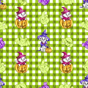 Pode incluir: Um padrão repetido de ilustrações com tema de Halloween em um fundo xadrez verde e branco. O padrão inclui um gato branco com um chapéu de bruxa dentro de uma abóbora esculpida, um cão dálmata com um chapéu de bruxa e outros gráficos relacionados ao Halloween.