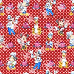 Pode incluir: Um padrão repetitivo com personagens de desenhos animados em trajes de chef, incluindo Mickey Mouse, Minnie Mouse, Pateta, Pato Donald e Pluto, em um fundo vermelho com bolinhas brancas. Cada personagem está perto de uma sobremesa rosa.