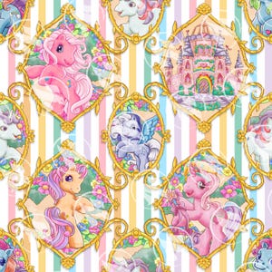 Pode incluir: Um padrão repetitivo com pôneis de desenho animado em molduras douradas ornamentadas, contra um fundo de listras verticais pastel. Os pôneis são de várias cores, com crinas e caudas esvoaçantes, rodeados por detalhes florais e um castelo.