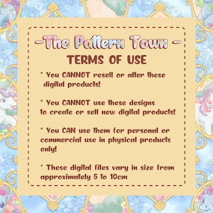Op de afbeelding: Een lichtgele digitale download gebruiksvoorwaarden met een fantasierijke cartoonrand. De tekst luidt "The Pattern Town - TERMS OF USE" en somt het volgende op: "U MAG deze digitale producten niet doorverkopen of aanpassen! U MAG deze ontwerpen niet gebruiken om nieuwe digitale producten te maken of te verkopen! U MAG ze gebruiken voor persoonlijk of commercieel gebruik in fysieke producten! Deze digitale bestanden vari&euml;ren in grootte van ongeveer 5 tot 10 cm."