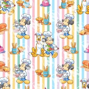 Puede incluir: Patrón repetitivo con Mickey Mouse y Pluto con atuendo de chef, horneando y cocinando. El diseño incluye cupcakes, pan y gelatina, sobre un fondo de rayas verticales de colores.