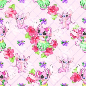 Pode incluir: Um padrão repetitivo com um personagem de desenho animado rosa com orelhas grandes, rodeado por flores de hibisco vermelhas, saias verdes e flores roxas, em um fundo rosa claro com padrão de diamante.