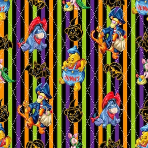 Pode incluir: Um padrão com tema de Halloween com personagens de desenhos animados como Ursinho Pooh, Tigrão e Eeyore, em um fundo de listras pretas, laranja, verdes e roxas. O design inclui morcegos, chapéus de bruxa e ilustrações de aranhas.