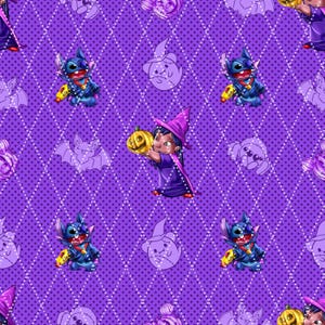 Pode incluir: Um padrão roxo com tema de Halloween com personagens de desenhos animados e elementos de Halloween. O design inclui Stitch vestido de vampiro, uma bruxa segurando uma abóbora, morcegos e outros elementos assustadores. O fundo tem um padrão de losangos.