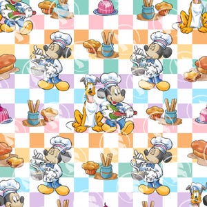 Pode incluir: Um padrão colorido e repetitivo com os personagens de desenho animado Mickey Mouse e Pluto em trajes de chef. O design inclui produtos de panificação, utensílios de cozinha e um fundo xadrez em cores pastel.
