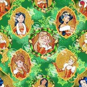 Pode incluir: Um padrão repetitivo com ilustrações de princesas da Disney em molduras douradas ornamentadas com fitas verdes e detalhes de flocos de neve em um fundo verde. As princesas estão vestidas com trajes festivos de férias.