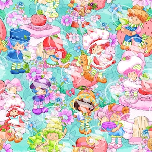 Pode incluir: Um padrão repetitivo com personagens de desenhos animados, morangos, flores e casas de cogumelos em um fundo azul claro. Os personagens usam roupas coloridas e são cercados por flores rosa e roxas.