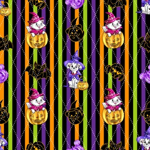 Pode incluir: Um padrão de Halloween com gatos de desenho animado usando chapéus de bruxa dentro de abóboras esculpidas, um cão dálmata com um chapéu de bruxa, morcegos, aranhas e chapéus de bruxa em um fundo listrado preto, laranja, verde e roxo.