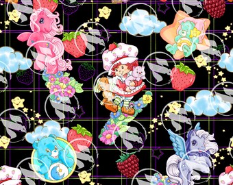 Op de afbeelding: Een zwarte achtergrond met een herhalend patroon van cartoonfiguren, waaronder een Strawberry Shortcake-personage, een Care Bear-personage, een eenhoornpersonage en een ster-personage. De personages worden omringd door wolken, sterren en aardbeien.