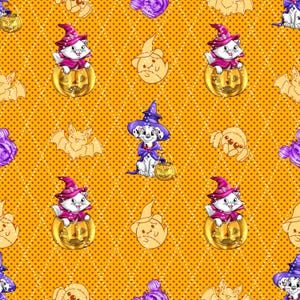 Pode incluir: Padrão repetitivo em fundo amarelo com ilustrações de Halloween. O design inclui um gato branco com chapéu de bruxa numa abóbora, um cachorrinho dálmata com chapéu de bruxa, morcegos, aranhas e fantasmas.