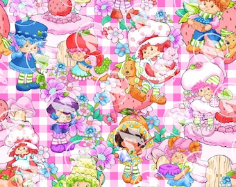 Op de afbeelding: Een roze en witte gingham achtergrond met een herhalend patroon van cartoon aardbei-personages. De personages dragen verschillende outfits en houden verschillende items vast, zoals bloemen, manden en een puppy.