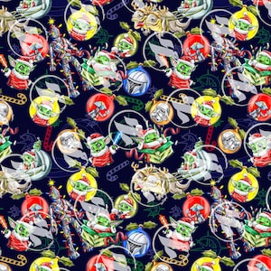 Pode incluir: Um padrão sem costura que apresenta um design de Natal festivo sobre um fundo azul. O padrão inclui várias ilustrações de um personagem fictício popular que usa um chapéu de Papai Noel e segura um sabre de luz, junto com outros enfeites e decorações de Natal.