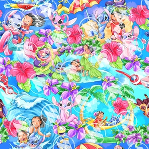 Pode incluir: Um padrão colorido de estilo de desenho animado com Stitch e outros personagens do filme da Disney Lilo & Stitch. O padrão inclui cores azul, rosa, verde e branco, e apresenta imagens de Stitch surfando, tocando música e dançando com garotas hula. O fundo é azul claro com bolhas brancas.