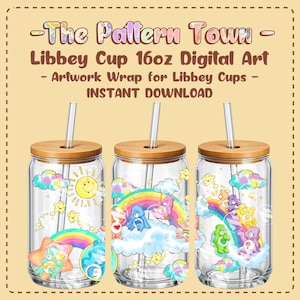 Op de afbeelding: Drie doorzichtige Libbey-bekers met bamboe deksels en glazen rietjes. Elke beker heeft een kleurrijk cartoonontwerp met regenbogen, wolken en lachende figuren. De tekst "The Pattern Town" en "Libbey Cup 16oz Digital Art" is zichtbaar.