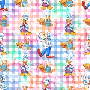 Pode incluir: Um padrão repetitivo com personagens de desenhos animados em trajes de chef, incluindo Pato Donald e Pateta, em um fundo xadrez colorido e aquarela. O design inclui produtos de panificação e porta-utensílios.