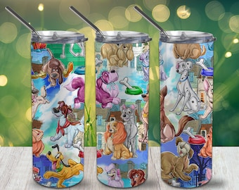 Op de afbeelding: Drie roestvrijstalen bekers met een kleurrijk patroon van cartoonhonden uit de Disney-film Lady en de Vagebond. De bekers hebben deksels en rietjes.