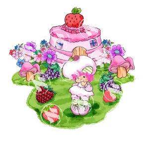 Puede incluir: Una muñeca Strawberry Shortcake rosa y blanca con un vestido rosa y blanco y un sombrero rosa y blanco. Está de pie frente a una casa Strawberry Shortcake rosa y blanca con una fresa en la parte superior. La casa está rodeada de hierba verde y flores.