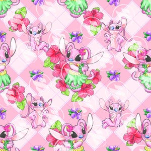 Pode incluir: Um padrão repetitivo com a personagem Angel de Lilo & Stitch. A personagem rosa é cercada por flores de hibisco e folhagem tropical. O fundo é um padrão de losangos rosa com linhas pontilhadas brancas.