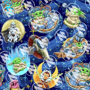 Pode incluir: Um padrão repetitivo com personagens de uma popular franquia de ópera espacial. O design inclui ilustrações de um bebê de pele verde, um caçador de recompensas em armadura prateada e outros personagens, em um fundo azul escuro com brilhos de estrelas.