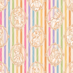 Pode incluir: Padrão repetitivo com retratos ovais de princesas animadas em tons sépia, sobre um fundo de listras verticais em cores pastel. Os retratos são emoldurados com desenhos florais, criando um design caprichoso e decorativo.