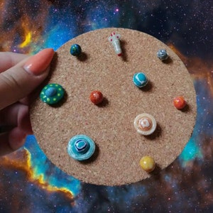 Handgemaakte push pins set met kosmisch thema