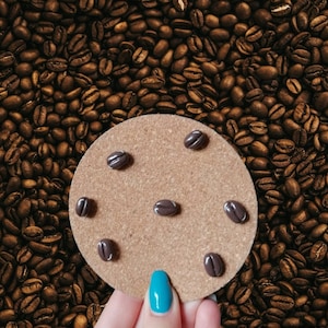 Épinglettes faites main sur le thème des grains de café