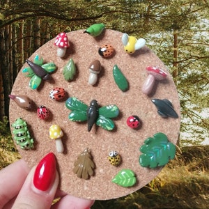 Handgemachte Pins mit Waldmotiven