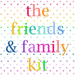 Puede incluir: Un fondo blanco con un patrón repetitivo de pequeños puntos multicolores. El texto centrado en una fuente serif dice "the friends & family kit", con cada letra mostrada en un color vibrante diferente, incluyendo rosa, naranja, verde, azul y morado.