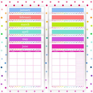 Puede incluir: Un planificador de calendario imprimible con seis encabezados mensuales de enero a junio en azul, coral, lima, turquesa, morado y rosa. Cada secci&oacute;n incluye una cuadr&iacute;cula para los d&iacute;as de la semana y una columna de notas con bordes de lunares.