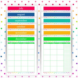 Puede incluir: Un conjunto de dos hojas de calendario verticales con barras horizontales coloridas etiquetadas como july, august, september, october, november y december. El dise&ntilde;o incluye una cuadr&iacute;cula para los d&iacute;as de la semana y una secci&oacute;n de notas, todo acentuado con puntos multicolores.