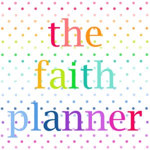 Könnte beinhalten: Ein weißer Hintergrund mit einem sich wiederholenden Muster aus kleinen, bunten Punkten in den Farben Pink, Orange, Gelb, Grün, Blau und Lila. Der Text "the faith planner" ist mittig platziert, wobei jeder Buchstabe eine andere Farbe hat.