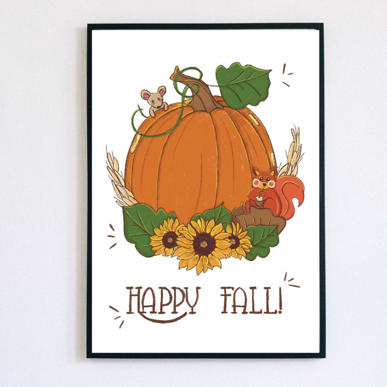 Op de afbeelding: Een digitale illustratie van een pompoen met een eekhoorn en een muis erop. De pompoen is omringd door zonnebloemen en bladeren. De tekst "Happy Fall!" staat onder de pompoen.