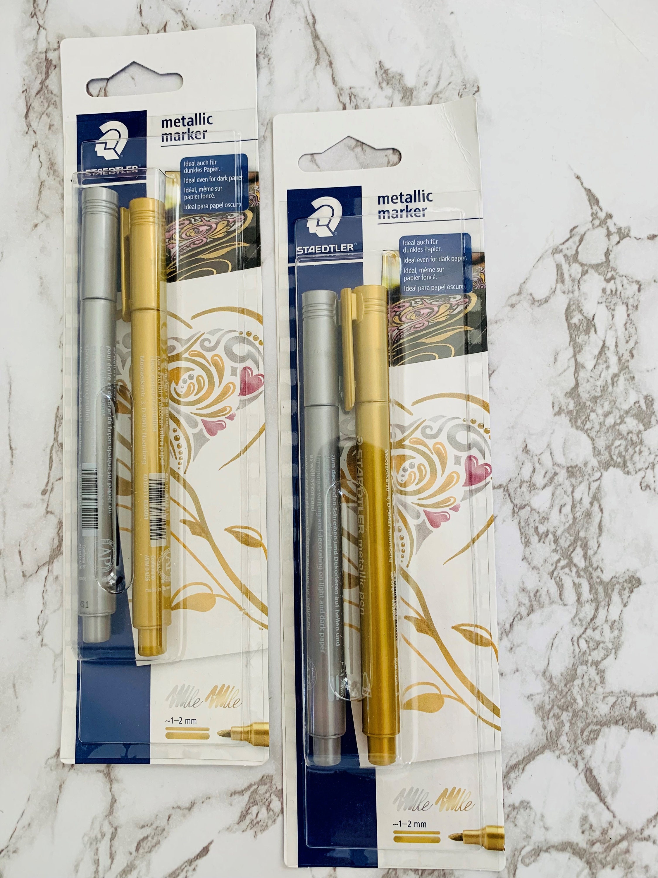  Metallic Permanent Markers, Gold and Silver Paint Pens for  Black Paper, Invitation, Painting, Signature, Gift Cards Marking, DIY Photo  Album, Set of 6 (6-Pieces) : Arts, Crafts & Sewing