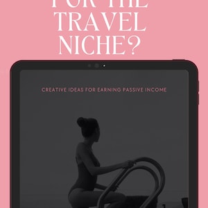 Peut inclure: Une image en noir et blanc d'une personne en maillot de bain sortant d'une piscine. Le texte &agrave; l'&eacute;cran indique "over 200 travel digital productideas" et "CREATIVE IDEAS FOR EARNING PASSIVE INCOME".