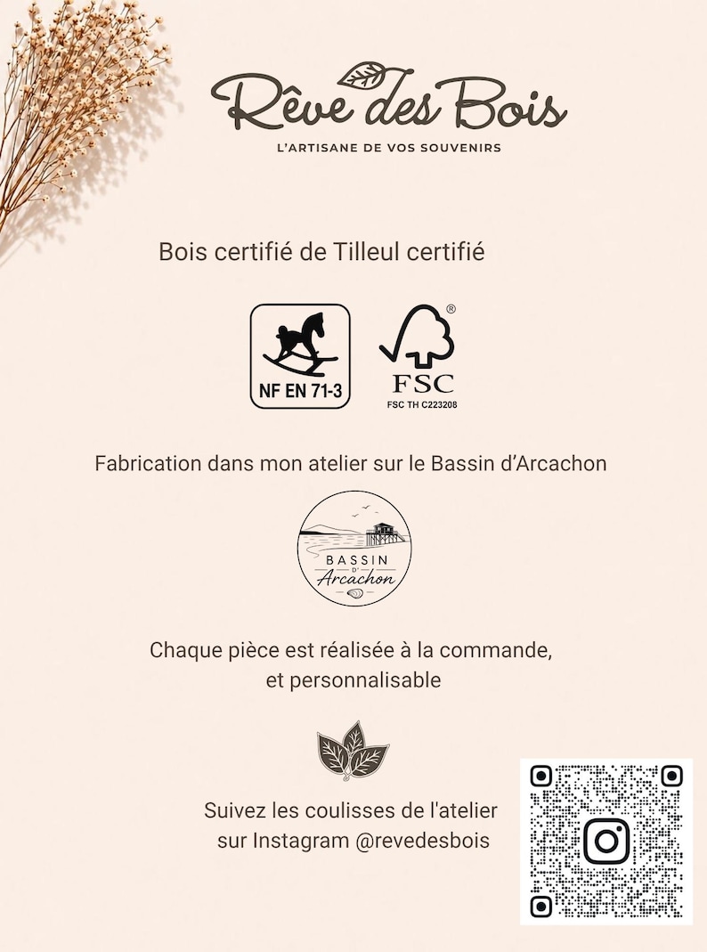 May include: A white informational card featuring the brown text R&ecirc;ve des Bois, L'Artisane de vos souvenirs, and Bois certifi&eacute; de Tilleul certifi&eacute;. It includes NF EN 71-3 and FSC logos, a Bassin d'Arcachon graphic, and an Instagram QR code for @revedesbois.