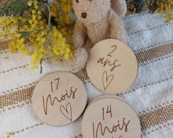 Runde Baby-Meilensteinkarten aus Holz, Herzmodell, personalisiertes Geburtsgeschenk für die werdende Mutter