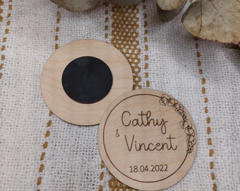 Magnet rond en bois cadeau invité pour Mariage ou baptême Eucalyptus