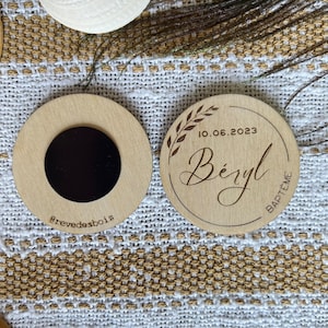 Round wooden magnet guest gift for wedding and baptism
