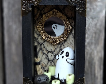 GHOST'S FROGGIE FAMILIAR diorama! Handmade/ hand-painted polymer clay ghost with their witchy frog familiar and glow-in-the-dark candles!